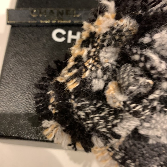 RARE 🦄 CHANEL🖤New Tweed Frayed Fray Raw Edge Camellia Flower Floral Brooch Pin - Picture 12 of 16